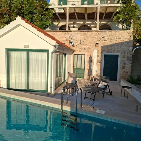 بيت للعطل Mit Pool Und Meerzugang